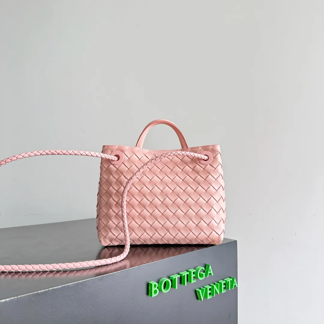 The new Andiamo batch of 3060 BV is shipped‼ ️The classic intercciato weaving process is used to create a soft bag, the metal knot is made of micro-cast aluminum using jewelry technology🪢, and the decorative beads are made of metal and hand-polished oak, allowing you to jump repeatedly between elegance and fun💃, making it unpredictable. Classic and versatile, it shows off your temperament, and the bag has a large capacity, making it very convenient for daily commuting! It has a variety of carrying methods, the shoulder straps can be adjusted by yourself, the original lambskin feels soft and delicate, and the unisex style breaks gender boundaries and brings a more practical and long-lasting use experience. The Andiamo, which has both elegant and casual styles, perfectly interprets the "fashionable old money style". Style number: 743568+wood hardware Color: rose pink Size: 25*22*10.5cm